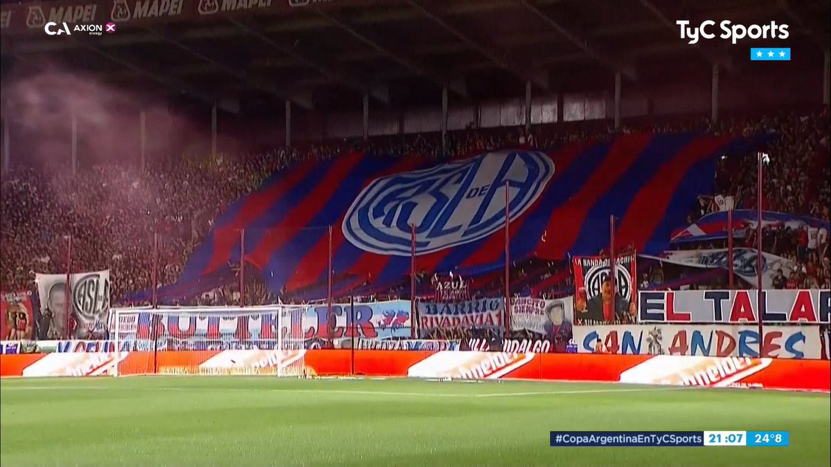 TodoAzulgrana's tweet photo. La más fiel. 

No me importa una mierda, siempre estaré a tu lado San Lorenzo querido. 💙❤️ https://t.co/UbsX6uSdY3