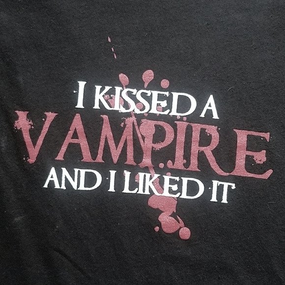 insonmiun's tweet image. Opinião pública, todos os vampiros beijam bem!