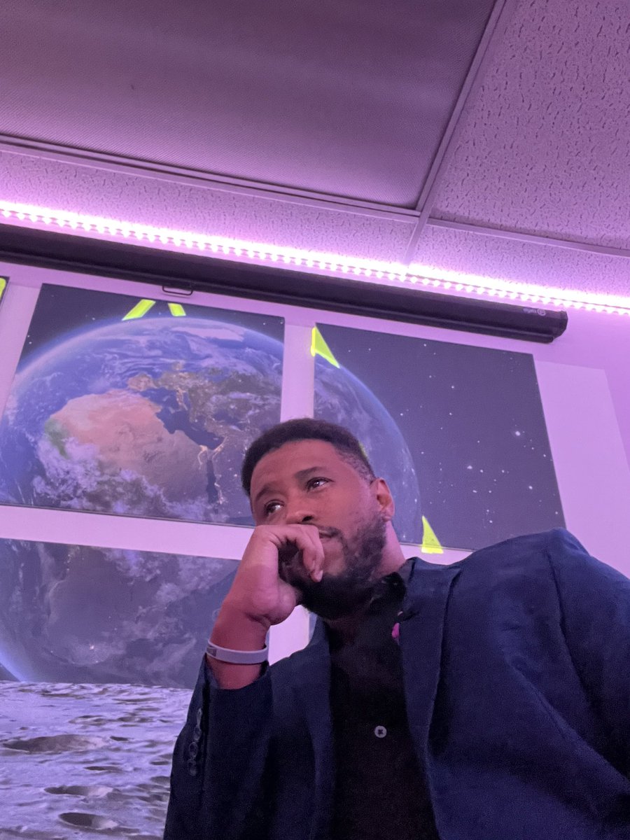 AnddBivians's tweet photo. Grateful for the unstoppable force that is me. Unapologetically embracing every bit of my brilliance, because why wouldn't I? 🤷🏾‍♂️ Thankful for the epic journey of self-discovery. #Bivians
#ConfidenceUnleashed #ThankfulForMe #Thanksgiving https://t.co/x2bVrrVTrC