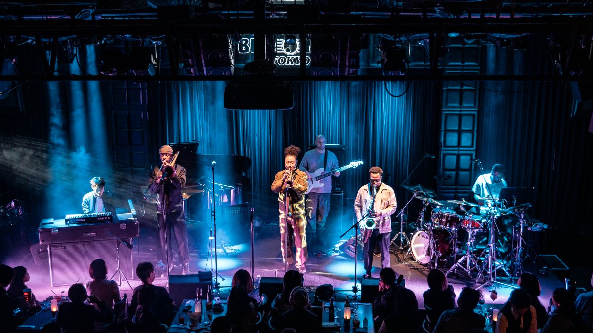 BlueNoteTokyo's tweet photo. 【LIVE PHOTO】
2023 11.22 wed., 11.23 thu.
TAKUYA KURODA
▼SETLIST & Photo Gallery📸
https://t.co/HkWoqbv26P
photo by Makoto Ebi
#TakuyaKuroda(tp) #CoreyKing(tb,vo) #CraigHill(ts) #TakahiroIzumikawa(p,key) #ReubenCainer(b) #ZachMullings(ds) @takutrumpet https://t.co/AQXV4I94nq