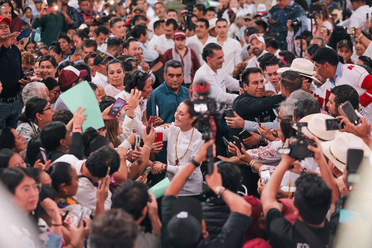 Claudiashein's tweet image. En un gran encuentro en Ocosingo, Chiapas, expresé que mi sueño es que todas las niñas y niños, que van a escuelas públicas, tengan una beca y sea un apoyo, una certeza, para las madres y padres de familia de que sus hijos contarán con alimentación y uniforme escolar.