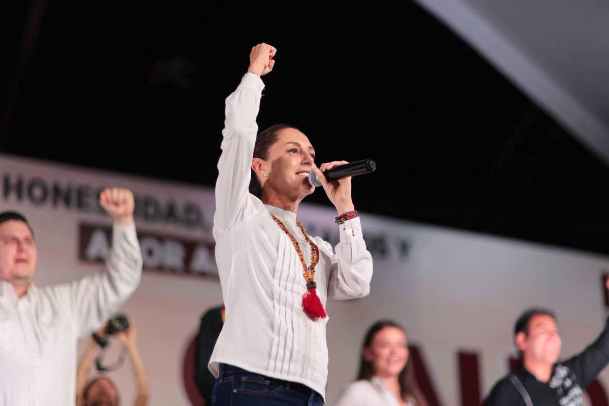 Claudiashein's tweet image. En un gran encuentro en Ocosingo, Chiapas, expresé que mi sueño es que todas las niñas y niños, que van a escuelas públicas, tengan una beca y sea un apoyo, una certeza, para las madres y padres de familia de que sus hijos contarán con alimentación y uniforme escolar.