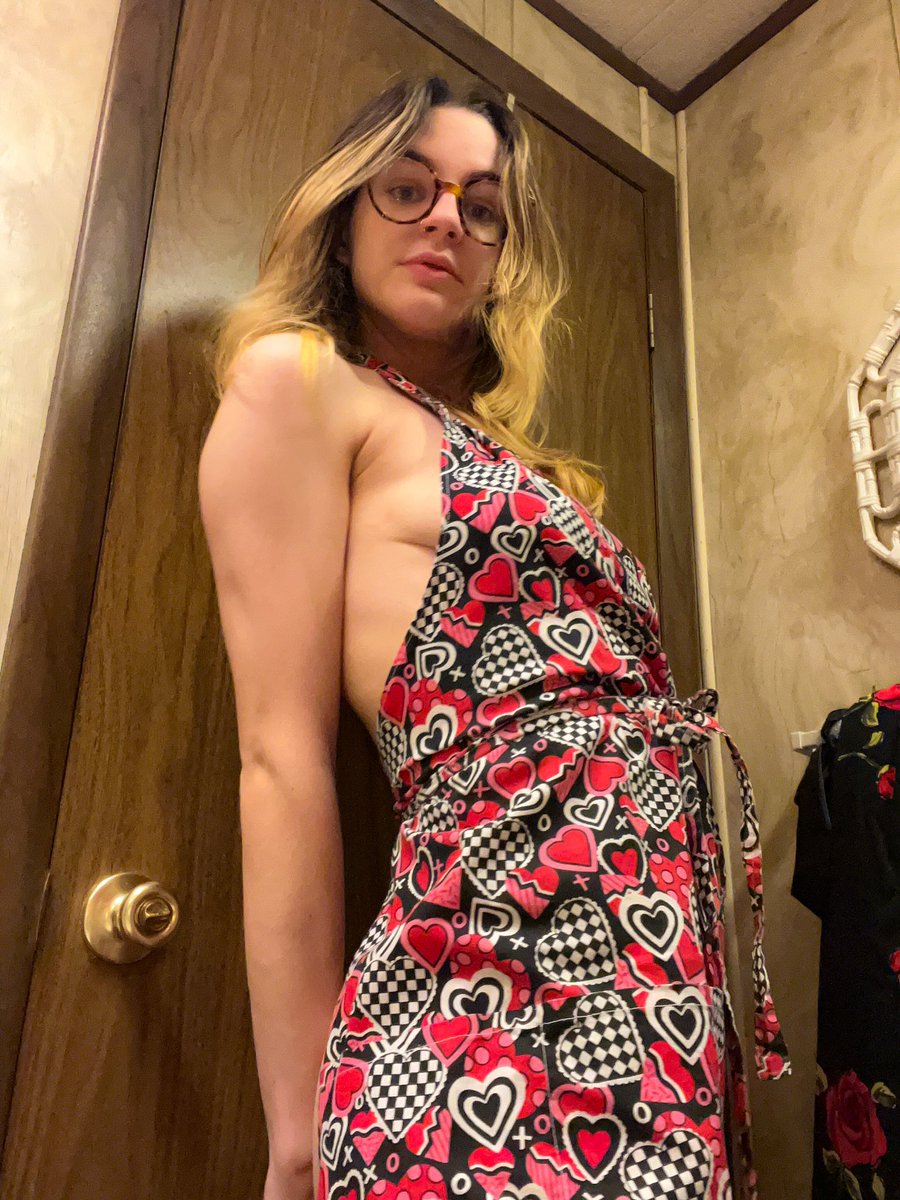 smileyrhyexx's tweet photo. Lil sexy baker #sexybaker #sexy #hot #hottie #boobs #nothingunderneath #domsublife #domsubrelationship #kink #onlyfansFree #onlyfansgirl #onlyfans #sugarbaby #sugardaddy #goodgirl #sideboob #linkinbio #sellingcontent https://t.co/l45JvDVilB