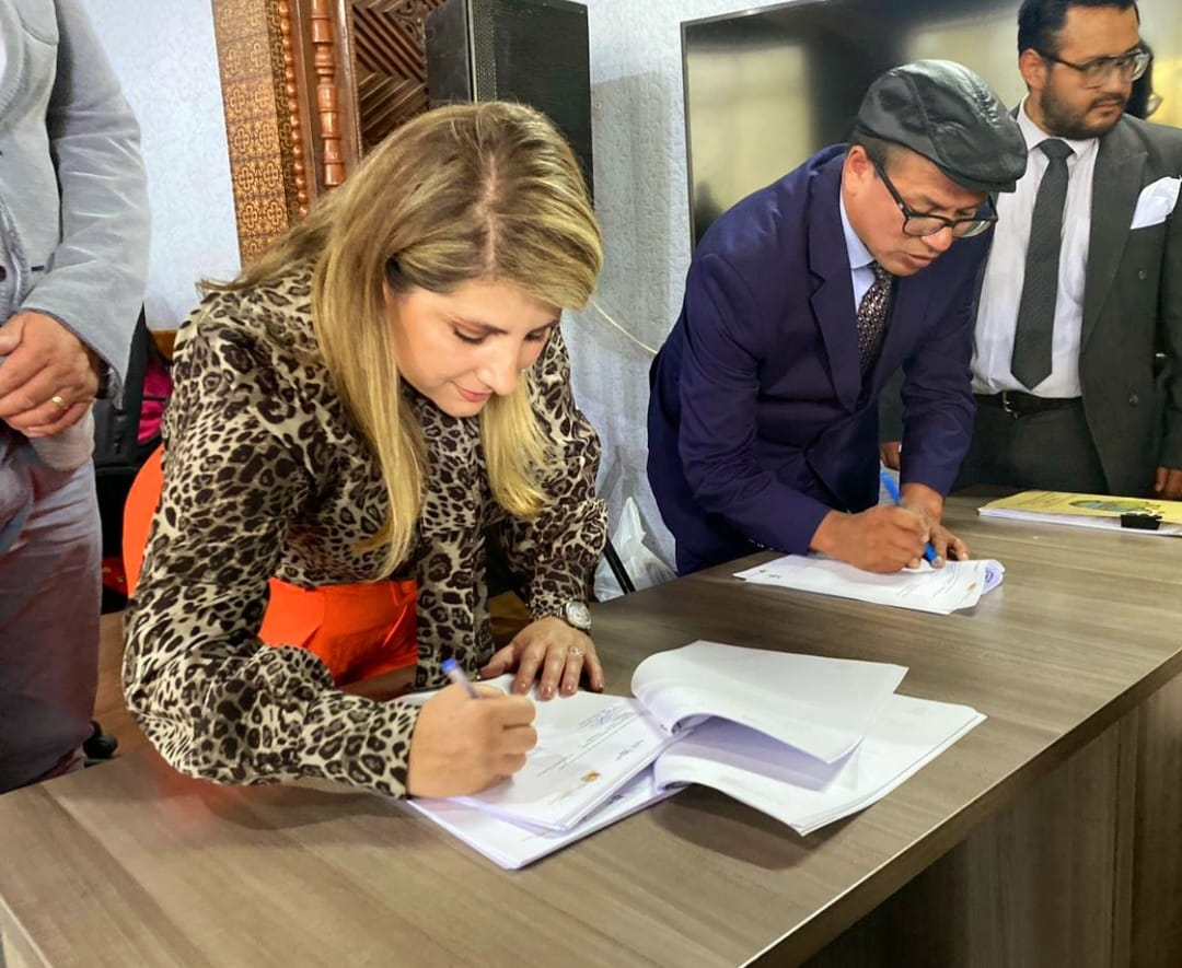 ✨️✅️ ¡Buenas noticias para #Cañar! 

Hoy, suscribimos un convenio con el <a href="/InstSupQuilloac/">Instituto Superior Pedagógico Quilloac</a> para la implementación de un programa de vinculación con la sociedad, con el fin de promover el aprendizaje de otras culturas en los centros de desarrollo infantil del MIES. 🧒🏻👧🏻