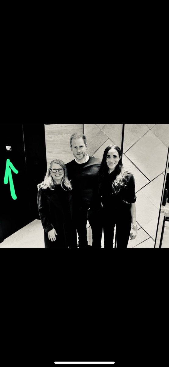 Meddy3838's tweet photo. @notthatsirius_ These 2 photos represent the current differences in status of #CatherineandWilliam and #HarryandMeghan 😄 I know which is rather be in 🤭 https://t.co/oQlDTV6hnS