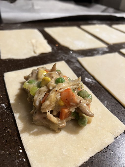 1 pic. Chicken pot pie turn overs &amp; mac n cheese! Everything from scratch 🩷 Happy thanksgiving !!! Feeling