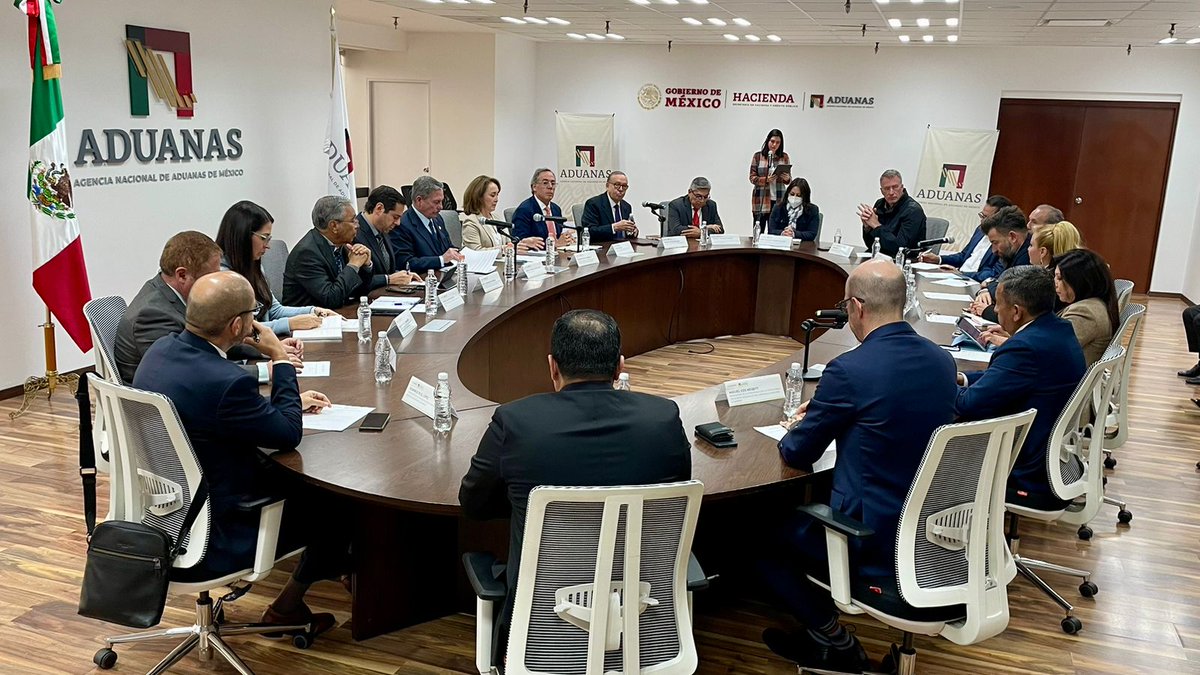 ClaaMx's tweet photo. El Presidente de #CLAA, #AgenteAduanal Lic. John Michel Willy Kolter, participó en instalación del Foro de Diálogo de Facilitación Aduanera #FODFA, presidido por el Dr. Andre Foullon Van Lissum, titular de la #ANAM. Agradecemos la invitación para participar en el FODFA @AduanasMX https://t.co/uhEcDsRilY