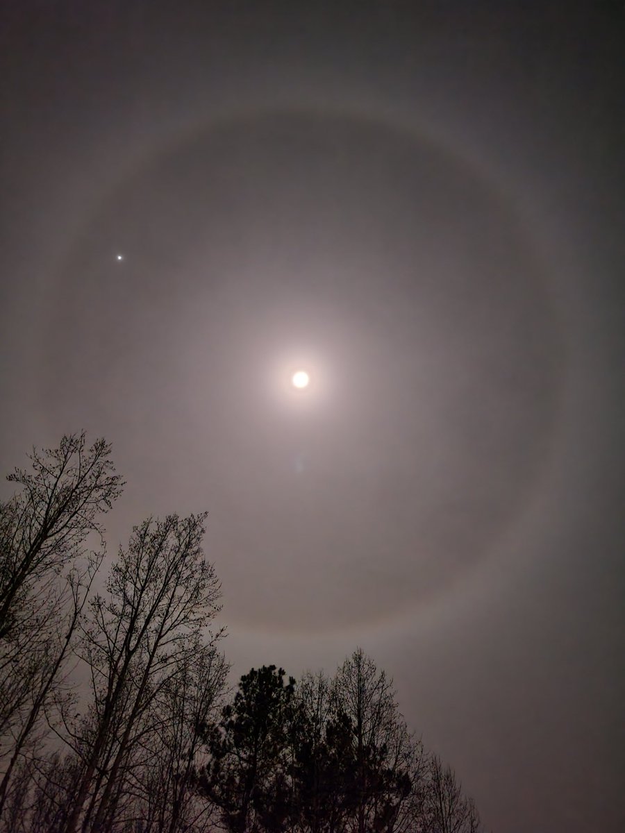 robimontgo's tweet photo. Go outside & look up!
Ring around the moon is light refracting off of ice crystals inside cirrus clouds #Moonhalo are said to predict rainfall or snow or good luck. #weathernerd #ringaroundthemoon #ncwx #thanksgiving2023 https://t.co/s3zejqq8Yy