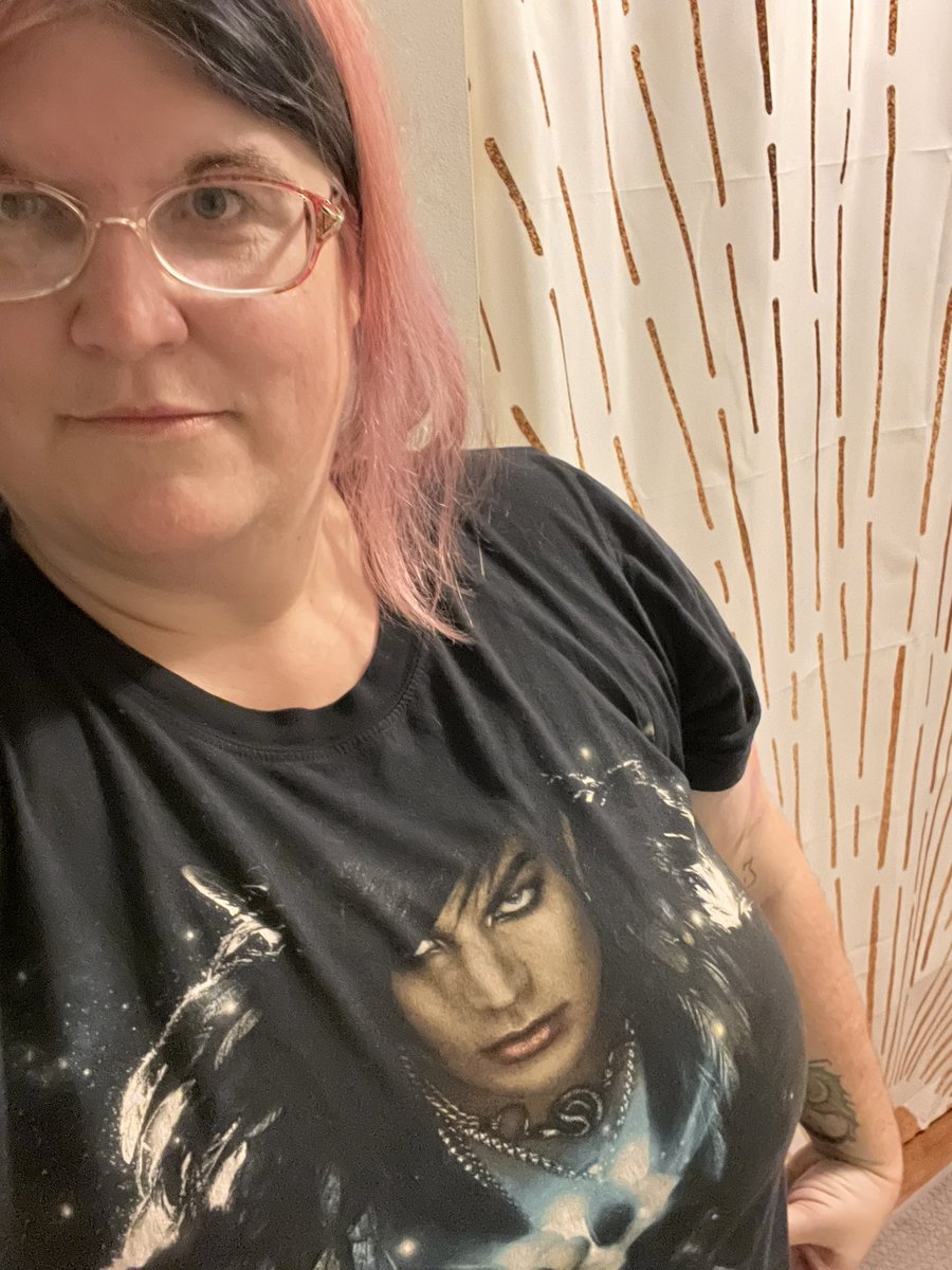 lillimunstarr's tweet image. I repped for Adam Lambert all day today. This shirt is ~old but it’s perfect for the anniversary of #ForYourEntertainment 💚🎉