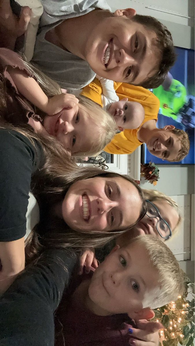 Day 21 of #gratitudevp today I am thankful for family! I love them all so much. Happy thanksgiving! <a href="/RobardsVPHS/">Gerrie Robards</a>