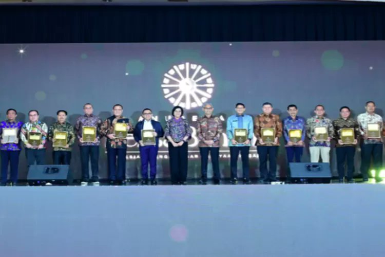 BU SRI MULYANI
.
.
.

Bu Sri Mulyani ini memang bintang. Belum terlalu lama kejadian itu datang, sekitar April dan Mei 2023, terkait masalah transaksi janggal 349 triliun, peristiwa itu membawa seorang Sri Mulyani dikuliti. 

Sebagai Menkeu yang sangat dipercaya Jokowi dia diusik