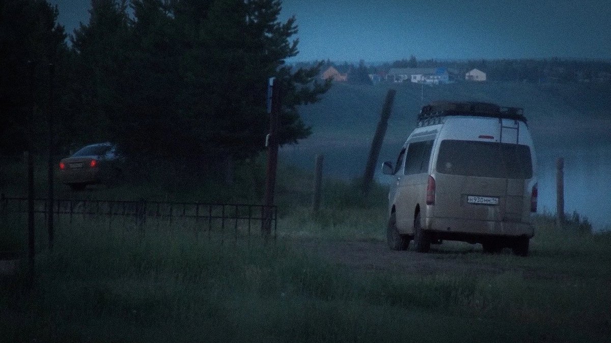 Наткнулась на якутский паблик с атмосферными фотографиями нашей родины.
В этой фотографии прекрасно передаётся ощущение дальних поездок по Республике. Вся пыльная машина довозит якутян с гостинцами к их домам с родными, которые с нетерпением ждут их возращения.