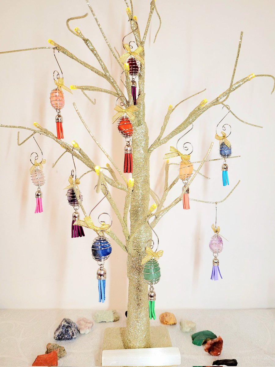 Healing crystal Christmas tree decorations can add a unique and meaningful touch to your holiday decor. #MHHSBD #xmasdecor #UKGiftAM #crystalgifts #ukmakers #christmasshopping #christmasdecorations2023 #crystaldecor #christmas2023 #PositiveVibes campbellmcgregor.etsy.com/listing/160193…