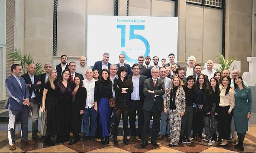 🎉 | Foto de familia en el '15 aniversario' de ECONOMÍA DIGITAL (<a href="/EconomiaED_/">Economía Digital</a>). Y ahora toca seguir remando y contando historias...