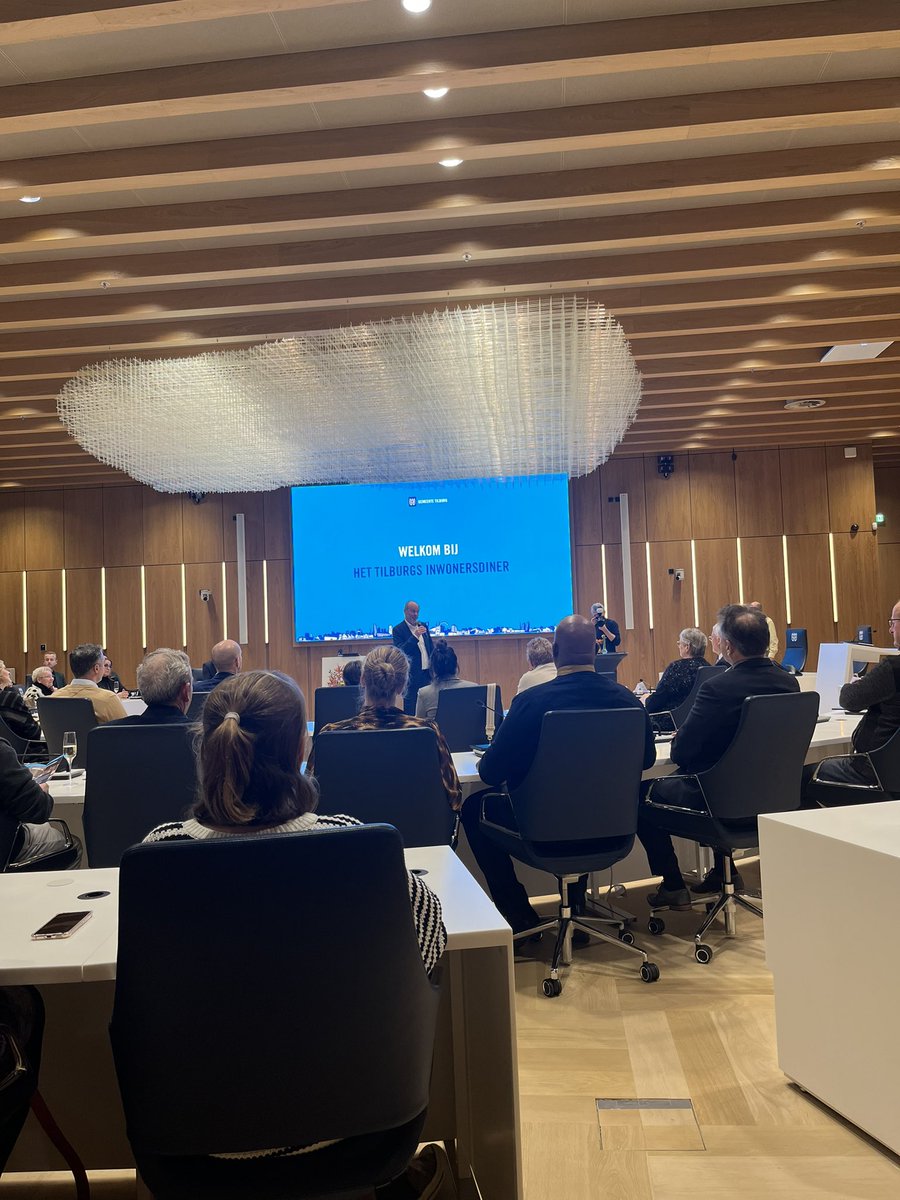 Na de politieke kater van gisteren, volgde de feestelijke herbenoeming van onze burgervader Theo Weterings. Een mooie avond waar raad en college samen met (niet politieke) Tilburgers konden proosten en verhalen delen. Ik had de eer om naast Urban Legend Benno van Vugt te zitten!