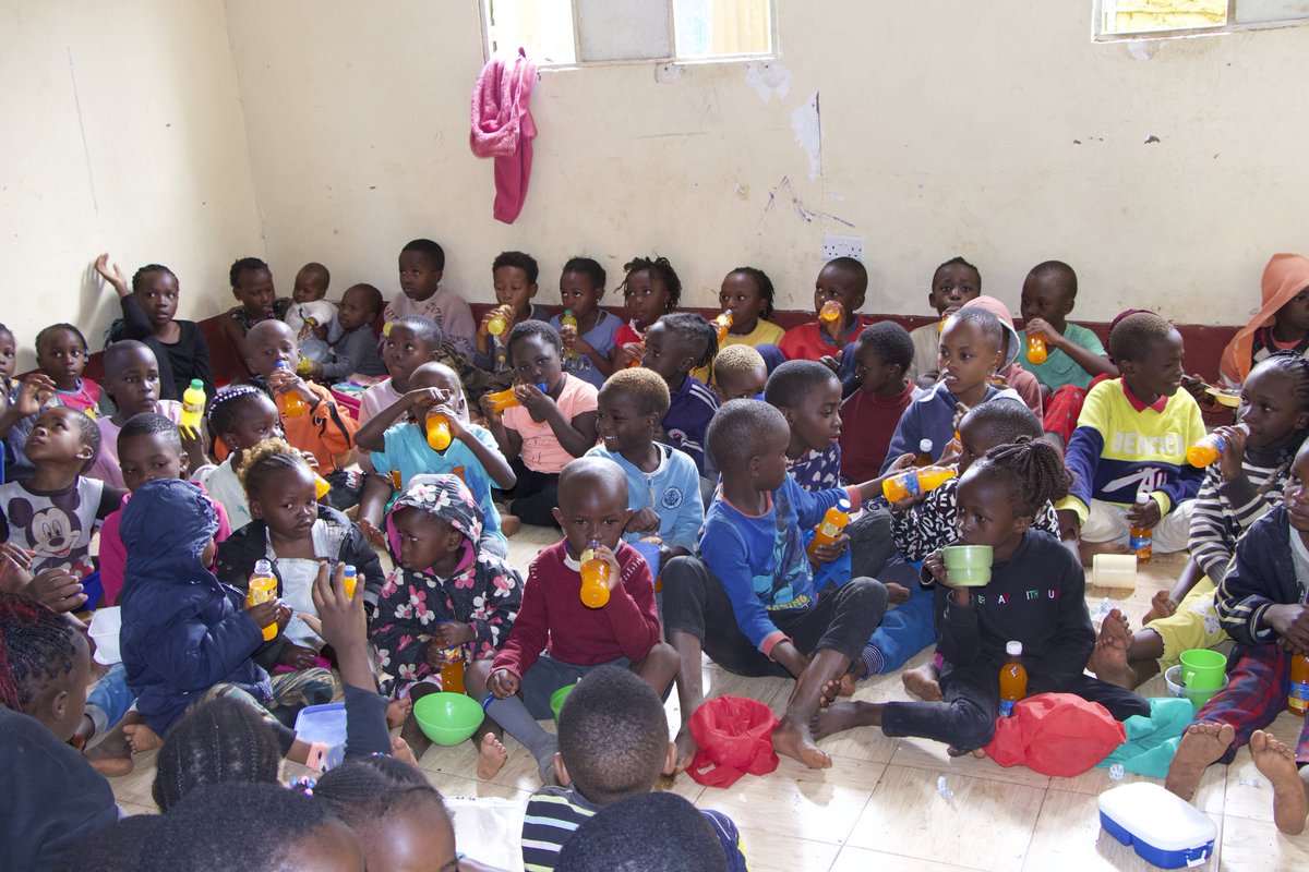 FreshCutsFDN's tweet photo. On November 23rd, 2023, the Fresh Cuts Foundation, in partnership with Otis for the Kids Foundation and M-Gas, hosted our weekly feeding program for children at the Angaza Foundation in Mashimoni, Kibera. We spent time interacting with the children and had a fulfilling day. https://t.co/ymMElNfsNx