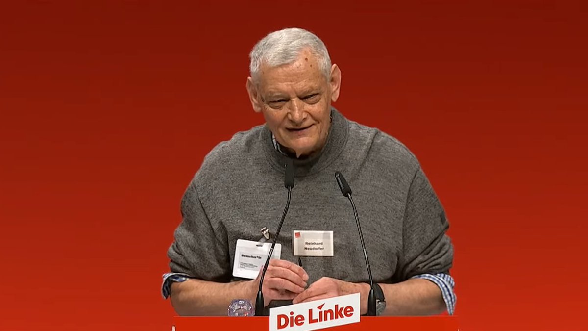 Wir sehen hier Reinhard Neudorfer aus Waiblingen.
Auf dem Bundesparteitag der #Linken-Partei forderte er öffentlich zu Gewalt gegen #AfD-Veranstaltungen an und brachte bei seiner beifallumrauschten Rede ausdrücklich auch die allseits bekannte #Antifa ins Spiel.
„Das läuft dann…