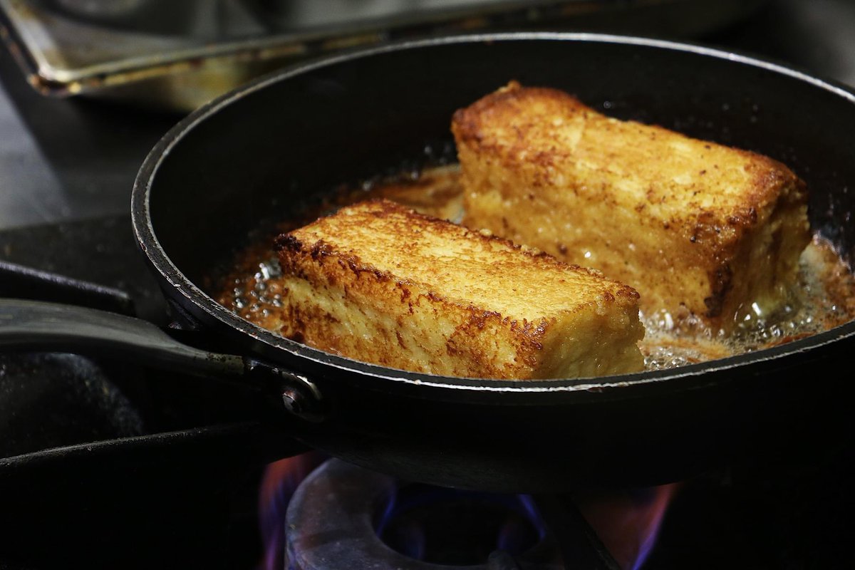 Caramelizando unas torrijas.
#RestauranteCasaUrola #CocinadeTemporada #Parrilla #pescados #mariscos #carne #verduras #Pintxos #Producto #Food #CocinadeProximidad #Gastronomie #Foodlovers #Tapas #Wine #Asador #Gastronomy #donostia