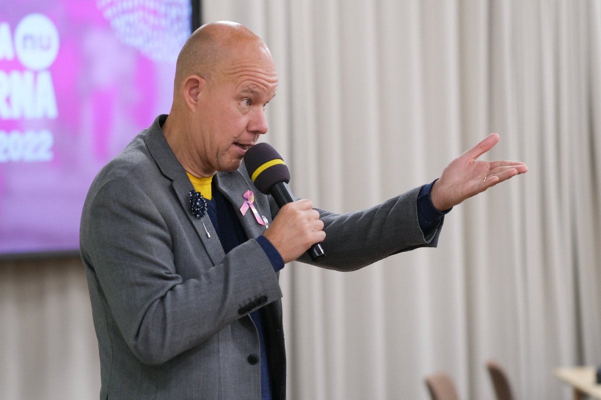 Sportjournalisten Kaj Kunnas har samarbetat med <a href="/Svenskanu/">Nätverket Svenska nu</a> sedan 2021 då han debuterade som föreläsare i finskspråkiga skolor i Finland. Fram till idag har Kaj mött över 6 500 elever...

”Jag pratade svenska med mamma, finska med pappa."

<a href="/minnaarve/">Minna Arve</a> 

sttinfo.fi/tiedote/700621…