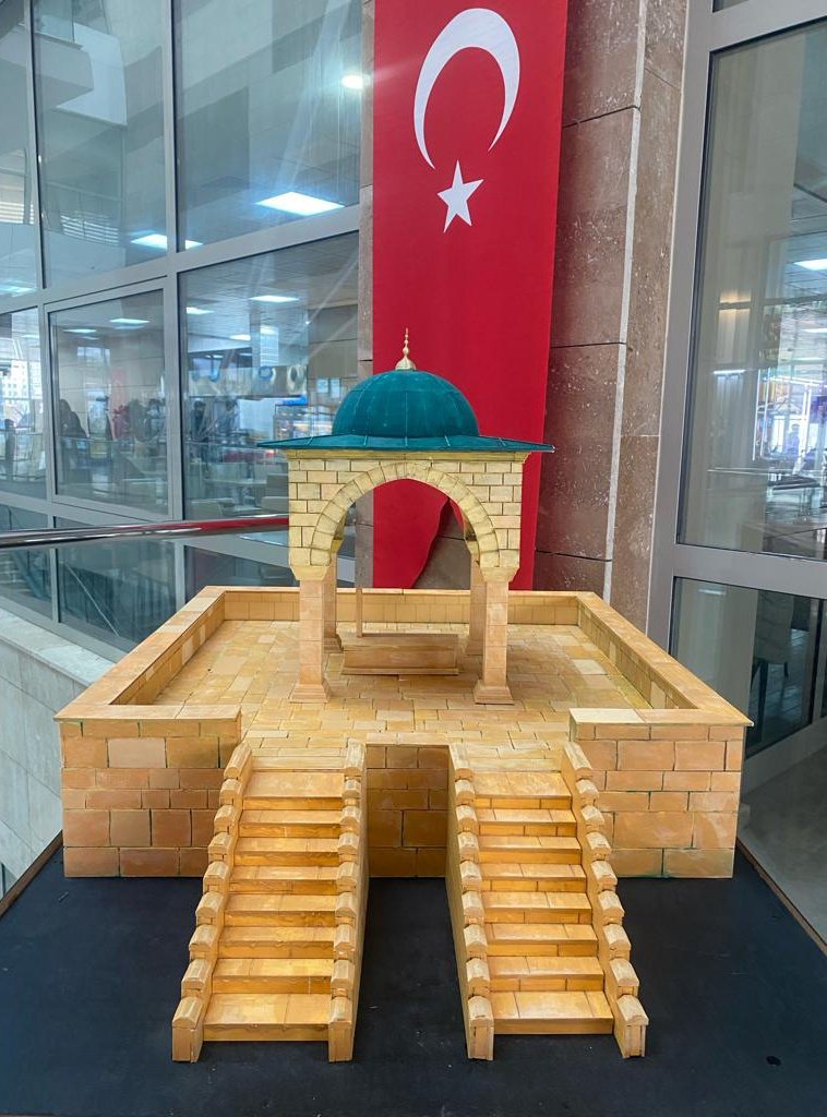 SivasKYGM's tweet photo. Kadı Burhaneddin Yurt Müdürlüğü öğrencileri kaldıkları yurda adı verilen Kadı Burhaneddin’ in hayatı ve şiirlerine farkındalık oluşturmak adına, Kadı Burhaneddin Türbesinin maketini yaparak Yurt Müdürlüğü Sosyal tesisinde sergiliyorlar.👏👏 https://t.co/oHNnD5Uy3z