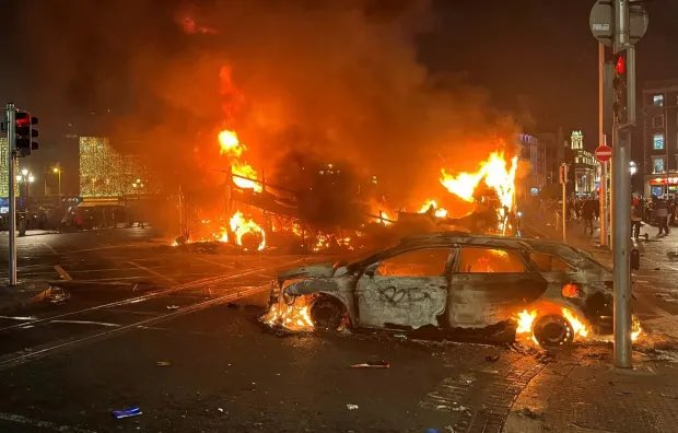 To all the immigrants who feel scared and fearful to go to work this morning.
I feel for you.
The people in Dublin City Center last night wasn’t the Irish - it was thugs, criminals and far-right supporters.
You are welcome here.
#DublinRiots #Immigrants #ireland4all