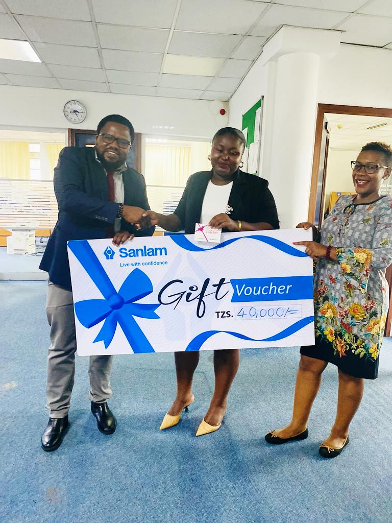 SanlamTz's tweet photo. Sanlam Life Insurance imeendelea kuwazawadia maofisa wa Banki ya NBC waliofanya vizuri katika kusaidia mauzo ya bima kupitia wateja wa Benki iyo.   ...! Juma tano tarehe 22 Novemba ilikuwa zamu ya Mnazi mmoja Branch. https://t.co/95eJkMl0Zg