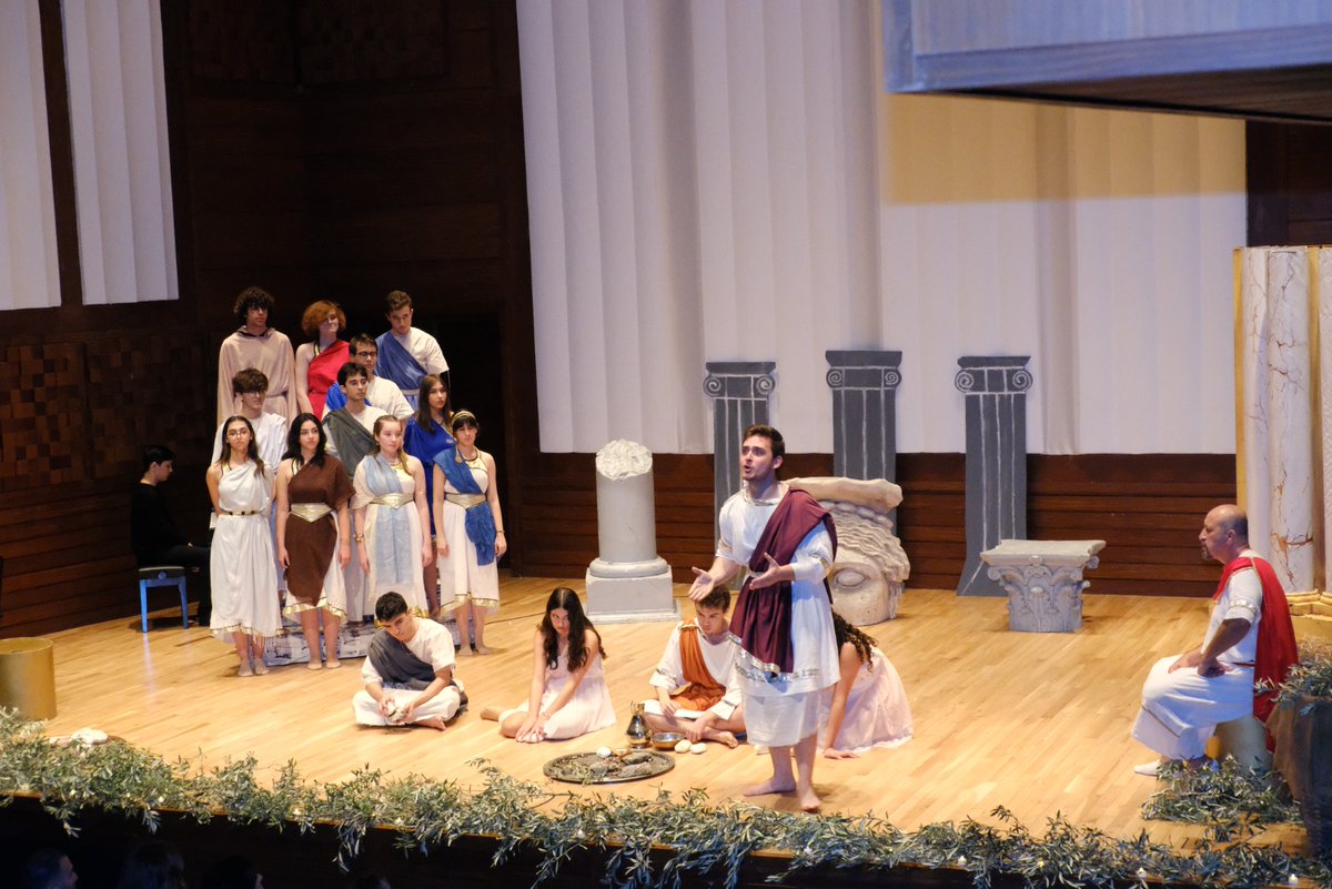 Narlıdere Uğur Anadolu Lisesi öğrenci ve öğretmenlerimizin büyük bir özveriyle hazırladıkları "İyon Masalı" adlı tiyatro gösterileri Adnan Saygun Sanat Merkezi'nde seyirciler tarafından büyük beğeni topladı.
Emeği geçen tüm yönetici, öğretmen ve öğrencilerimize teşekkür ederiz.