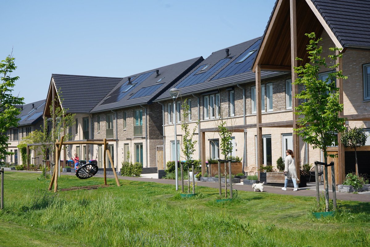 Hoe straten er ook uit kunnen zien, wanneer we autoparkeren efficiënt bundelen op loopafstand.

Straat is een grote #wadi (vangt #hoosbuien 🌧 op, ingezaaid met #kruidenmengsel🦋), met aan de zijkanten speelelementen🤸🏼‍♀️, bankjes en veel #bomen🌳 (verkoeling) die groot worden. ++++