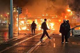 Those responsible for yesterdays violence &amp; vandalism are not ‘victims’ of far right manipulation/poor public policy . 

They are simply anti-social vermin &amp; opportunistic low level criminals who benefit from one of the most generous welfare systems in the developed world. ￼
￼