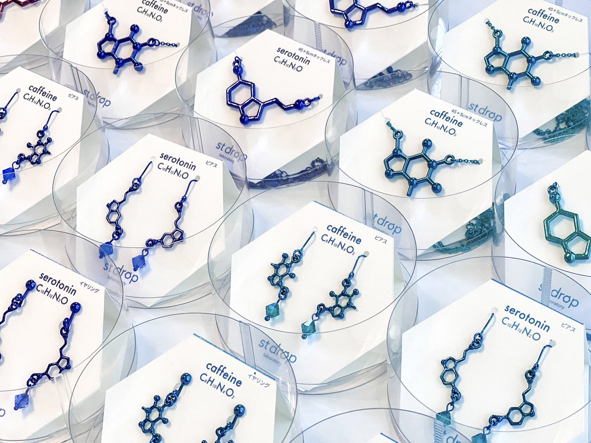 st_drop_m's tweet photo. クリマvol.49 出展します🥼⚗️

化学構造式をモチーフにしたアクセサリーを電気泳動の原理を利用した電着塗装という技法で鮮やかなカラーに染めています。

【ブース】C-199 (3号館)
【出展日】12/9-10 両日 
【出展名】st drop laboratory

@creatorsmarket 
#クリマ49 #クリマ参加するよ https://t.co/Ys431SOmBA