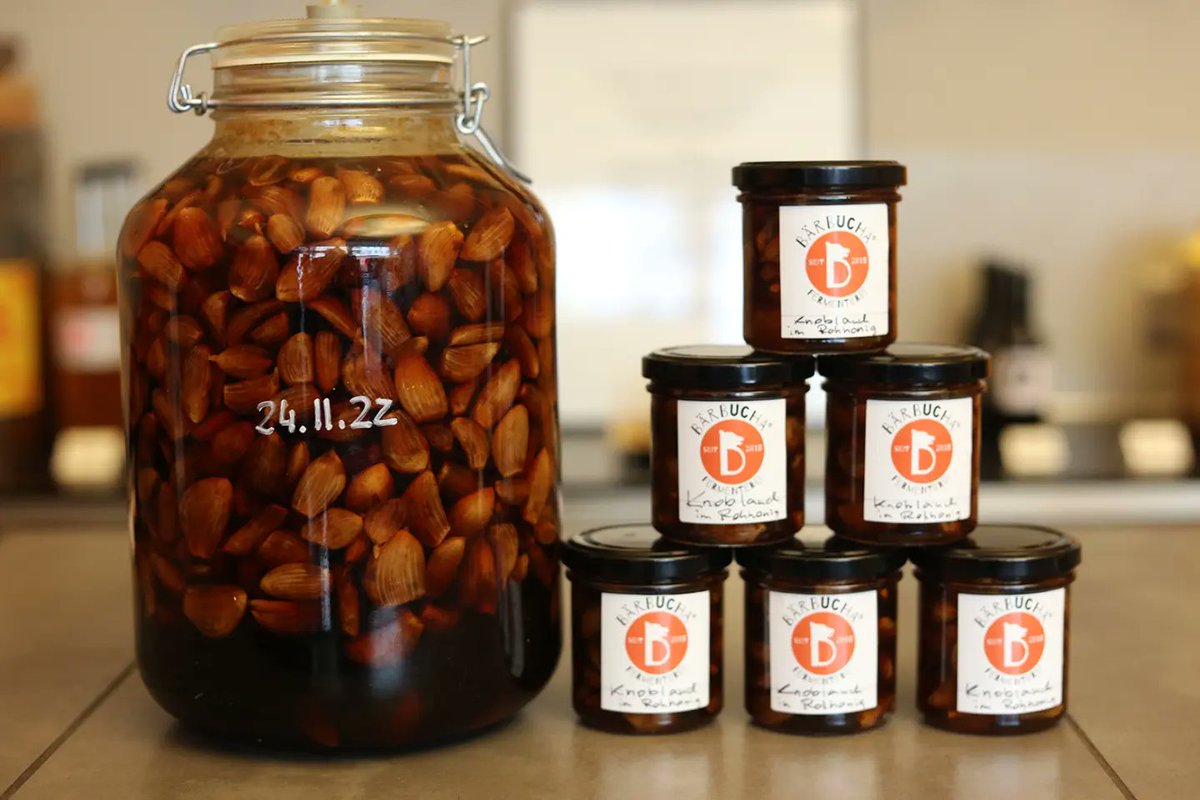 Hone-fermented Garlic is available starting today!
#cafebärbucha #bärbuchafermenterei #honeyfermentedgarlic #fermented #fermentedinberlin