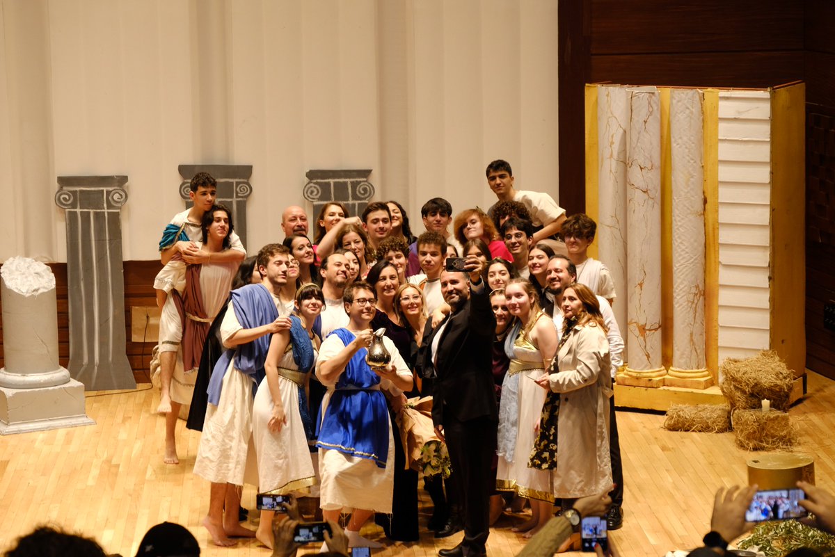 Narlıdere Uğur Anadolu Lisesi öğrenci ve öğretmenlerimizin büyük bir özveriyle hazırladıkları "İyon Masalı" adlı tiyatro gösterileri Adnan Saygun Sanat Merkezi'nde seyirciler tarafından büyük beğeni topladı.
Emeği geçen tüm yönetici, öğretmen ve öğrencilerimize teşekkür ederiz.