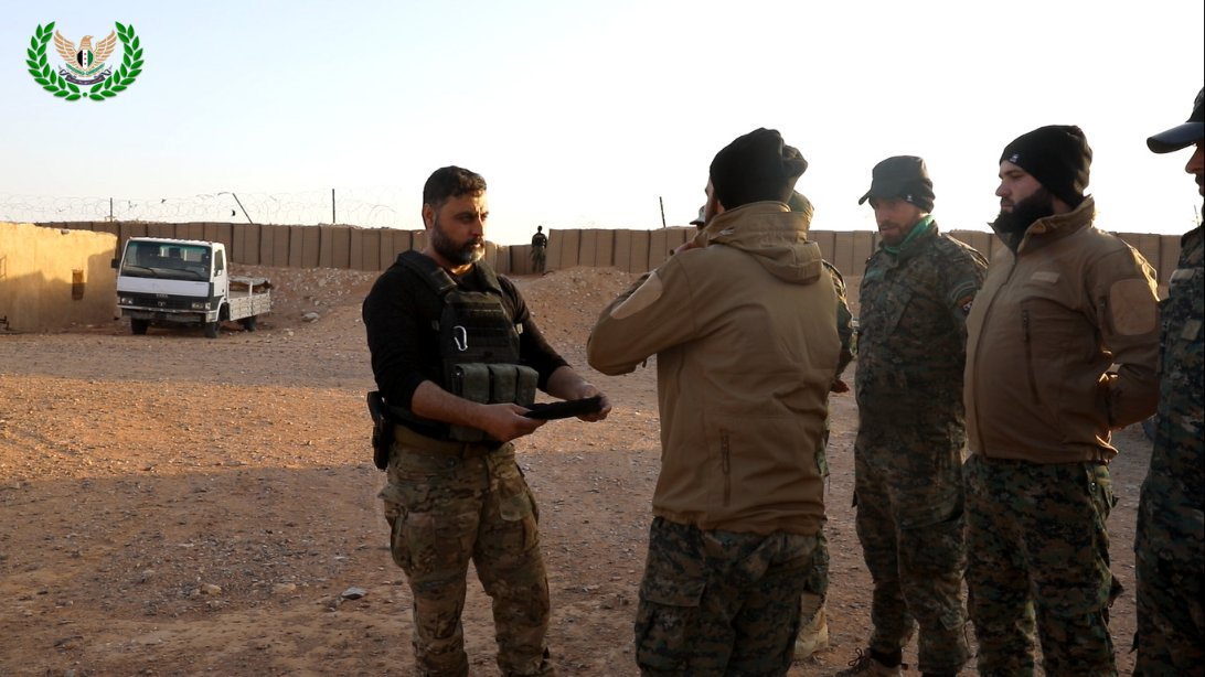 ColonelMohamedF's tweet photo. قمنا بجولة تفقدية على نقاط الجيش مع بداية فصل الشتاء للتأكد من استلام كافة العناصر للّباس الشتوي من أجل الحفاظ على سلامتهم و جاهزيتهم.

#التنف #سورية https://t.co/aHDa7Cn93Z