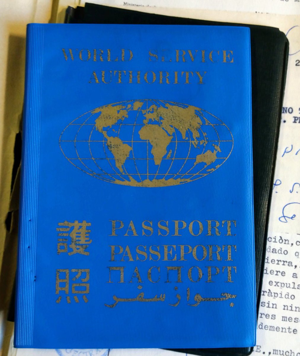 Passaport de ciutadà del món expedit per l'empresa World Service Authority, malgrat tenir totes les formalitats d'un passaport li mancava validesa legal.
Aquest passaport és a l'expedient d'Abdellali Jillat, 1979.
arxiusenlinia.cultura.gencat.cat/#/cercabasica/…