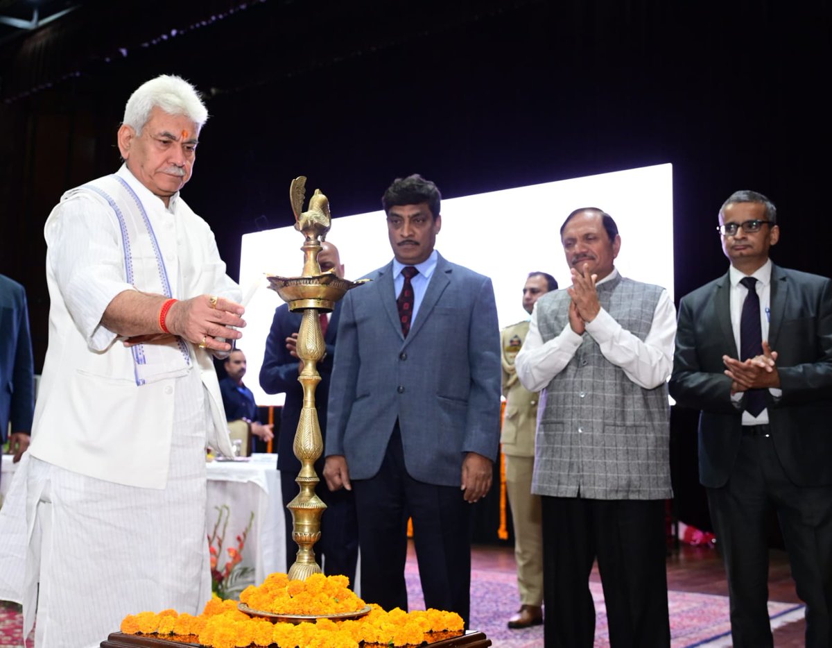 kamranajaz9's tweet photo. LG Sh.@manojsinha_ addressed the closing ceremony of #AuditWeek at Jammu. Week-long Audit Day celebrations provide us with an opportunity to reflect on the critical role the audit community plays in contributing to #GoodGovernance and shaping the governance landscape of Nation. https://t.co/BojGd33VtT