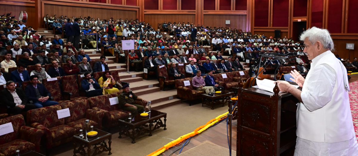 kamranajaz9's tweet photo. LG Sh.@manojsinha_ addressed the closing ceremony of #AuditWeek at Jammu. Week-long Audit Day celebrations provide us with an opportunity to reflect on the critical role the audit community plays in contributing to #GoodGovernance and shaping the governance landscape of Nation. https://t.co/BojGd33VtT