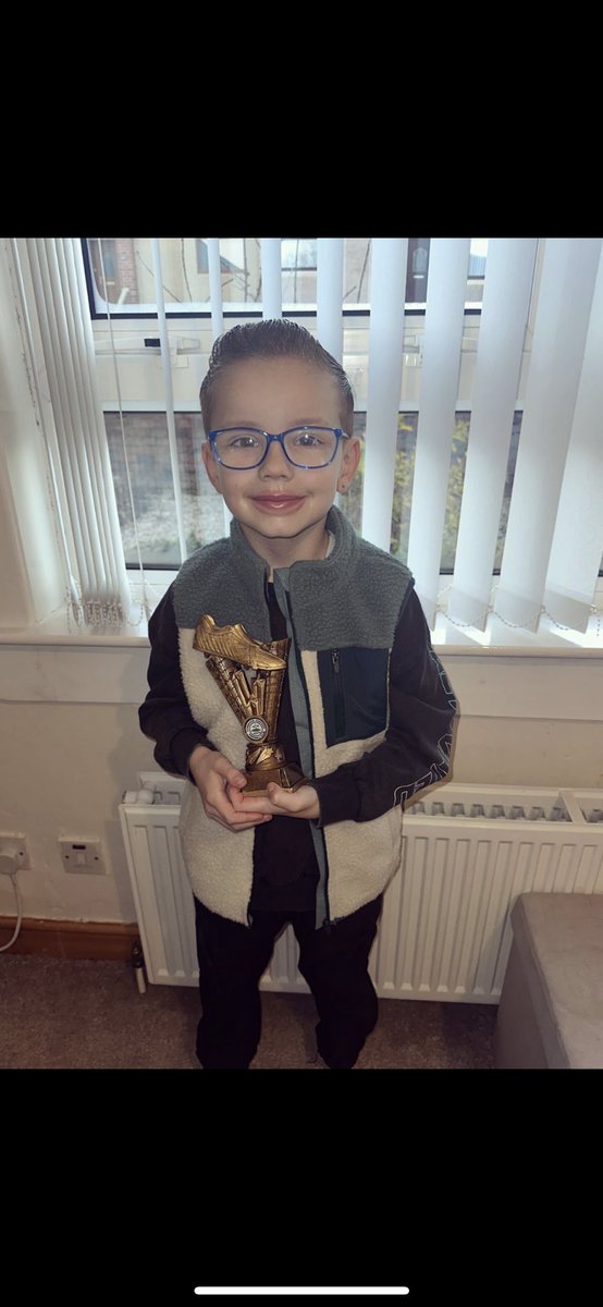 Noah 30 proudly shows off his best trainer award! Noah's always rock steady playing at the bottom of the diamond but has came on massively going forward. Like Jaxon, Noah tried his hands as a goalkeeper tonight and was excellent! Well done wee man!