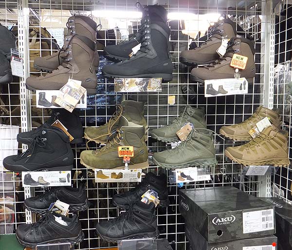 ProshopELITE's tweet photo. タクティカル(軍用)ブーツが各社揃っております♪お探しだったお客様は、是非ご来店の上、実際にお手に取ってご覧ください！弊店の取り扱い商品は軍用ラインがメインとなります。
#軍用ブーツ #軍靴 #タクティカルブーツ #AKU #DANNER #ORIGINALSWAT #ALTAMA #LALO #LOWA #CRISPI #SALOMON #ON #CRISPI https://t.co/rLTa3M6jpi
