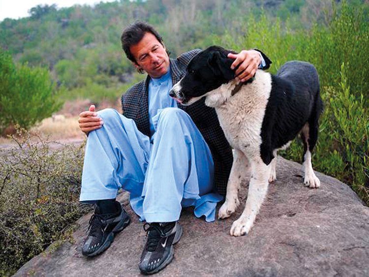 febmiro's tweet photo. عمران نیازی اپنی رنگین راتوں کی محبوبہ کے ہمراہ https://t.co/I4dOOjWTyE