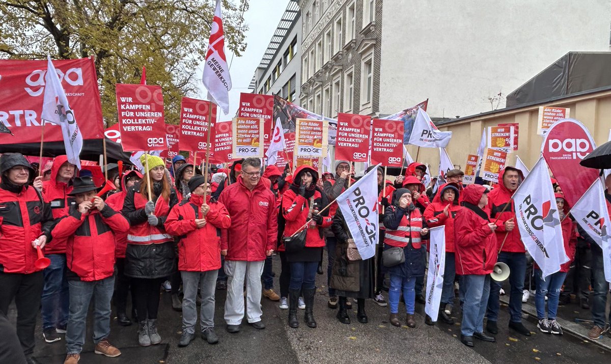 kalaitznig's tweet image. Gewerkschaften und Arbeitnehmer:innen kämpfen für einen fairen KV-Abschluss der Metaller.

Wetter scheiße, Stimmung gut, Motivation super!

⁦@GewerkschaftGPA⁩ #PROGE #Metaller