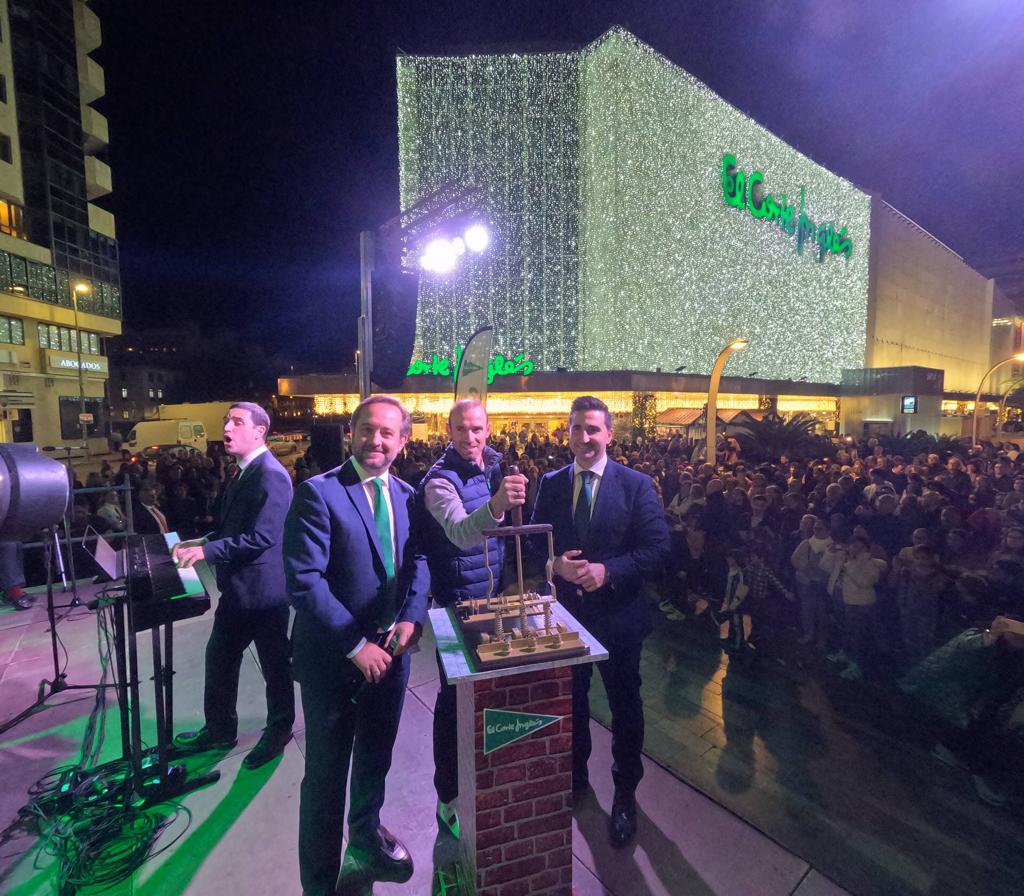 alejanvalverde's tweet photo. 🎄☃️ Gracias a @elcorteingles de Murcia por contar conmigo este año para encender su tradicional iluminación navideña 👏

💯 😍 Una pasada pasear así por la Avenida de la Libertad. https://t.co/kPzuukmWZe