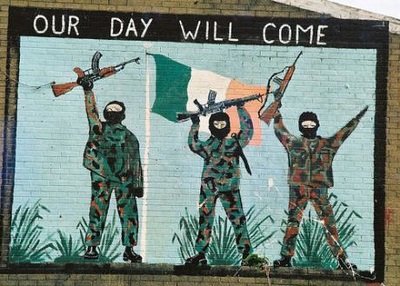 fidepost's tweet photo. Je connais bien l'Irlande pour y avoir passé du temps. Les irlandais sont des crèmes. J'ai rarement vu un peuple aussi sympa et accueillant. Par contre, c'est un peuple qui a encore conscience de son histoire et de son sang. Ces émeutes ne me surprennent pas du tout.
Quand j'étais en Irlande il y a 10 ans, il y avait alors très peu d'immigration, à part les étudiants. Ces derniers, d'où qu'ils viennent, étaient très bien reçus.
Aujourd'hui, la situation a bien changé et les irlandais ne comprennent pas pourquoi ils devraient subir une immigration massive soutenue par l'intelligentsia woke post-coloniale favorisée par la gauche et les libéraux.
L'Irlande est un petit pays de 5M d'habitants qui était littéralement une colonie britannique jusqu'au début du 20e siècle. Ils ont obtenu leur indépendance de façon héroïque. Autant dire que la pleurniche décoloniale ne prend pas chez eux, en tout cas pas dans la partie saine de la population.
Hélas, l'héritage des fondateurs de la République catholique d'Irlande a été trahi par la classe politique depuis un certain temps.
Donc vous pouvez être sûrs que pour que les irlandais en viennent à faire des émeutes comme cette nuit, c'est qu'ils sont absolument furieux contre leur gouvernement. L'attaque au couteau sur des enfants par un migrant fou a été la goutte d'eau en trop.
Il faut savoir que depuis que l'Irlande a pris un virage libéral, le gauchisme s'est fortement développé, notamment dans les médias. En effet, depuis 2011, le président irlandais est issu du centre-gauche social-democrate et se présente fièrement en faveur de l'immigration et des droits LGBT. Le premier ministre actuel, Leo Varadkar, est membre du Fine Gael, la faction de centre-droit libérale et européiste qui s'opposa historiquement au Sinn Féin et à l'IRA. Varadkar est homosexuel et a des origines indiennes. Comme Macron, il a œuvré pour reculer l'âge de la retraite tout en cherchant à renforcer le droit à l'avortement.
En 2022, environ 120 000 immigrés se sont installés en Irlande, soit une augmentation de 100% en une seule année.
Note pour les trolls sionistes qui forcent à vouloir assimiler la moindre racaille multiculturelle aux insurgés de Palestine : votre manip marche peut-être avec les patriotes beaufs, mais pas avec les nationalistes sérieux et conséquents. La tradition nationaliste irlandaise s'est toujours sentie solidaire de la cause palestinienne pour des raisons évidentes. Le fait que cette cause soit aujourd'hui revendiquée aussi par des gauchistes ne change rien.
Note par rapport aux émeutes de cette nuit : Certains identitaires en France sont admiratifs de la fureur légitime de la rue irlandaise. Pas de marches blanches ni de bougies charlies là-bas. On passe directement à l'émeute violente. Exactement comme ce qui s'est passé avec Nahel ici. Il faut comprendre que la vigueur anthropologique du jeune lad irlandais est plus pure et intacte. Les irlandais sont des crèmes, mais en général, ils sont prêts à la bagarre et on les imagine mal se laisser embrouiller par des racailles multiculturelles. Ça ne passe pas la bas, surtout dans les quartier populaires ou, il faut le dire, les irlandais eux mêmes ont un côté un peu racailleux. Je me souviens d'un jour où un jeune nigérian avait racketté un petit irlandais. Dans l'heure, tous ses grands frères, cousins ou amis de quartier s'étaient rassemblés pour donner une leçon mémorable au voleur.
Bref, je souhaite le meilleur à nos amis d'Irlande. Je leur souhaite surtout qu'ils se débarrassent de leur gouvernement et restaurent la République catholique comme elle devrait l'être.
Tiocfaidh ár lá !