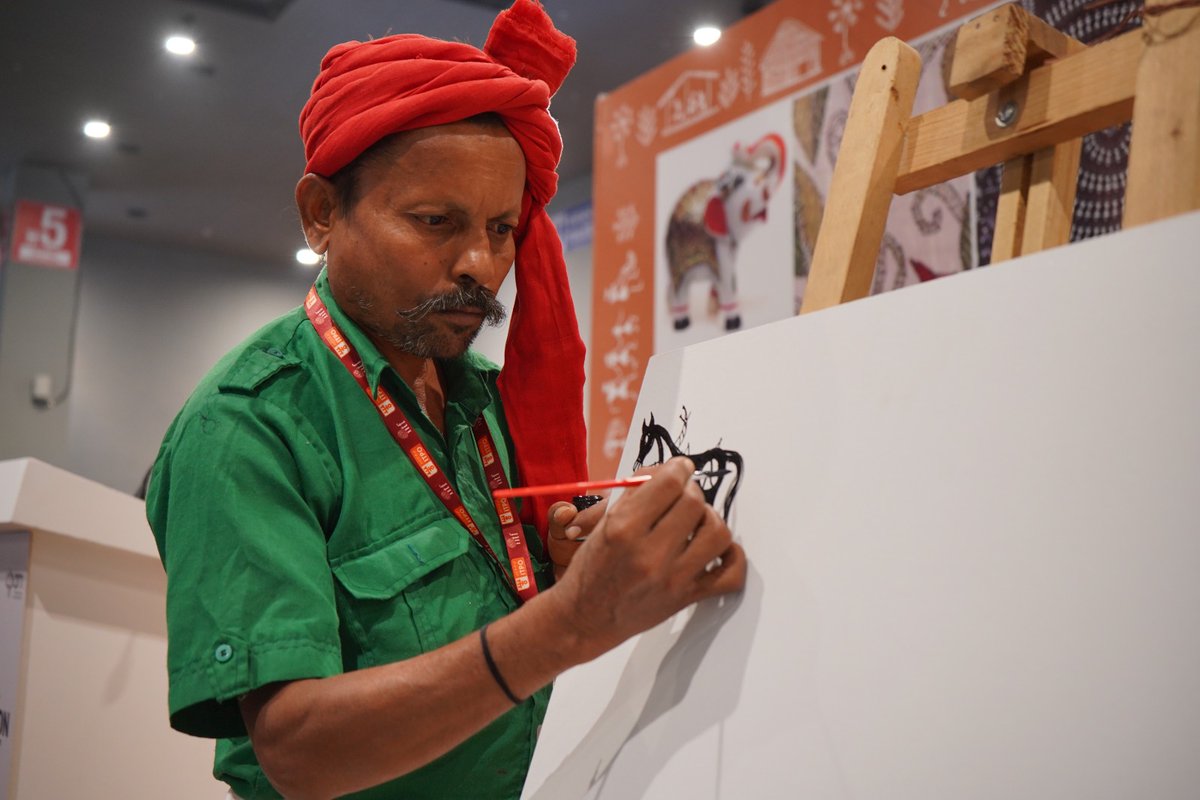 DPIITGoI's tweet photo. Master Artisan from Gujarat, Shri Rathva Haribhai Mansinghbhai, spread a layer of excitement from the strokes of his brush!
In the workshop conducted on the art of Pithora Painting, he displayed immaculate painting skills which took everyone by awe!
#DPIITPavilion #GIPavilion https://t.co/9imRbkP9Yb