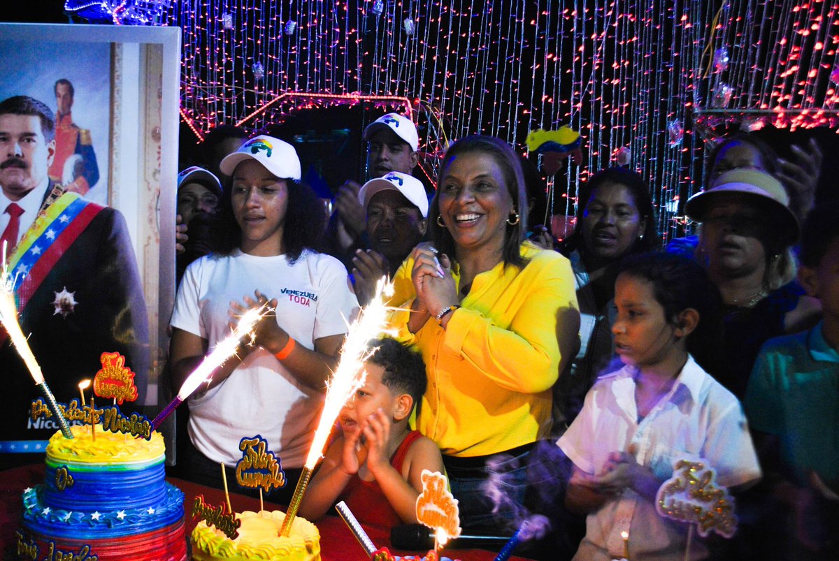 Desde el municipio Tomás Lander, con mucho amor y alegría, le cantamos cumpleaños al presidente <a href="/NicolasMaduro/">Nicolás Maduro</a> 🥳🇻🇪👏