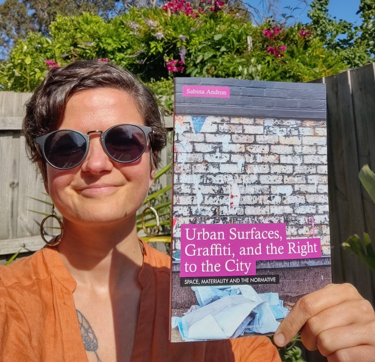 Urban surfaces, graffiti, and the right to the city has launched 🚀🚀🚀

Inside: a theory and method manual for surface studies; a proposal for surface commons as an urban spatial typology; and a critical history of #Graffiti and #StreetArt 
<a href="/routledgebooks/">Routledge Books</a>