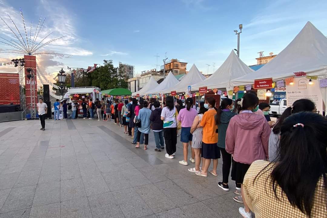 PPk0059's tweet photo. บรรยากาศคนต่อคิวซื้อกางเกงแมว โคราช ตอนนี้ยอดพรีออเดอร์ทะลุไป 13,000 ตัวเเล้ว
cr. เพจ Korat เมืองที่คุณสร้างได้ https://t.co/1M03ECiMq5