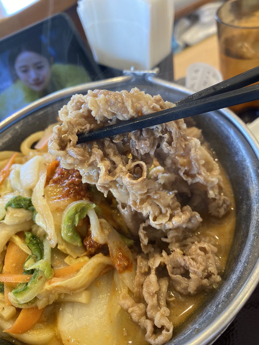 CTHRAG_YASKA's tweet image. 今日のブランチは、すき家で坦々鍋。

ちょっと汗かく、幸せな辛さ。饂飩も沢山入ってて、いい感じ………

もうちょっといい肉で食べたい！

さて、Fusionさん。久々のDLアトマなので、咽せて上手く吸えない。
混じったフレーバーはいい感じです！

#すき家
#肉味噌牛担々鍋
#Ehpro 
#2_in_1FusionKit