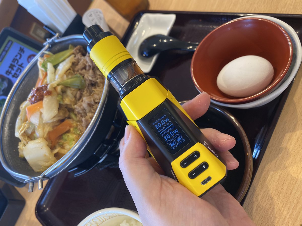 CTHRAG_YASKA's tweet image. 今日のブランチは、すき家で坦々鍋。

ちょっと汗かく、幸せな辛さ。饂飩も沢山入ってて、いい感じ………

もうちょっといい肉で食べたい！

さて、Fusionさん。久々のDLアトマなので、咽せて上手く吸えない。
混じったフレーバーはいい感じです！

#すき家
#肉味噌牛担々鍋
#Ehpro 
#2_in_1FusionKit