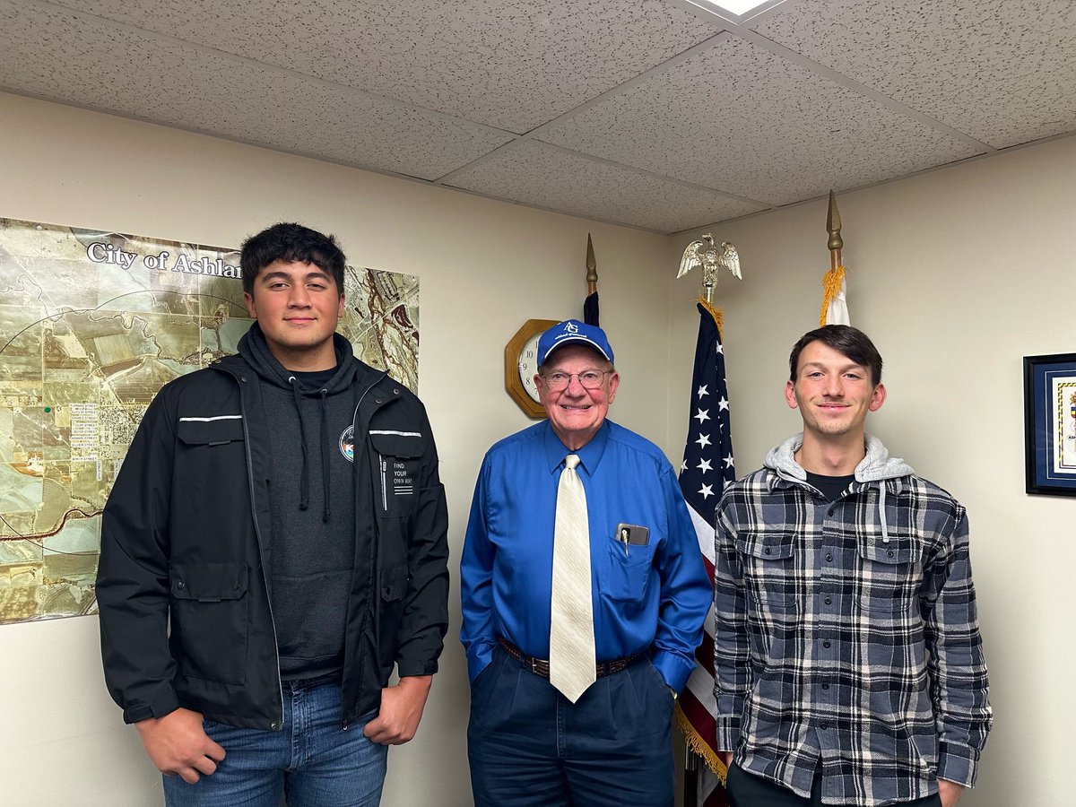 Here is my summary of the Ashland City Council Meeting on November 16th, 2023.
docs.google.com/document/d/1ME…

In this photo, I, on the far left, am standing next to Mayor Jim Anderson and fellow student Elliot Gossin.