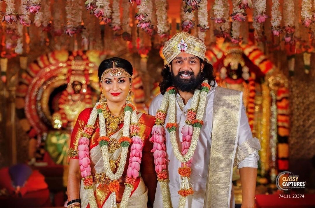 dhruva_devotee's tweet photo. Happy Wedding Anniversary Anna, Attige 😘😍
#WeddingAnniversary ❤️
#DhruvaSarja • #PreranaShankar • #DSBoss
@DhruvaSarja @PreranaShankar https://t.co/c7A4DPZFdC